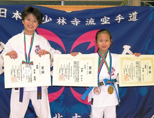 賞状を手に優勝を喜ぶ飛陽さん（左）とひよりさん