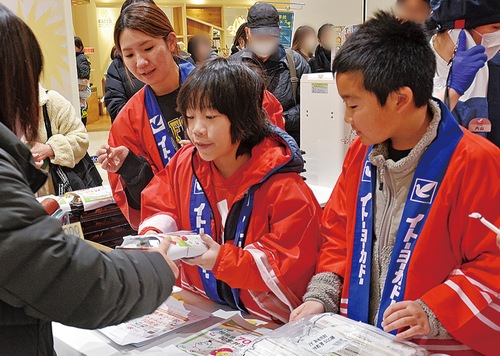 法被を着て弁当を販売する児童