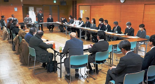 議論を交わす同連合会メンバーと市職員