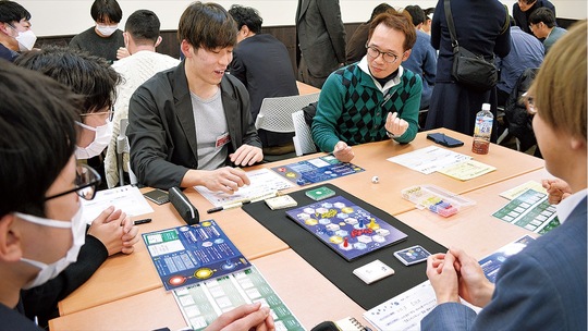 ゲームを通じて対話を楽しむ学生と市職員（11日、東横ＩＮＮＪＲ横浜線相模原駅前）