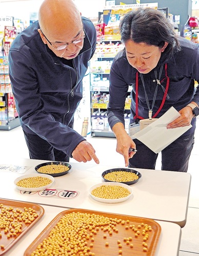 大豆を見ていく審査員