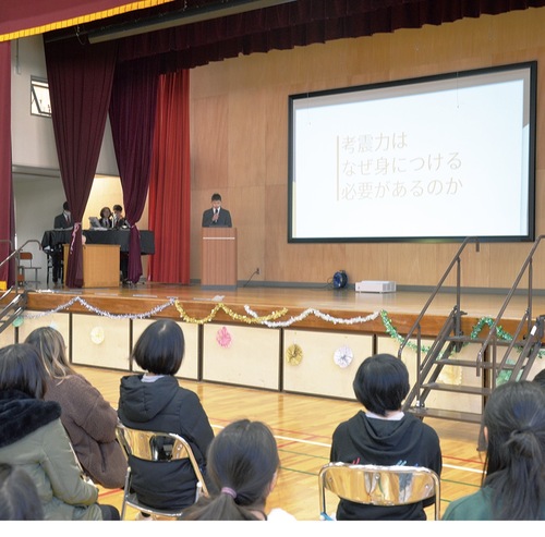 地域住民の前で発表する７年生