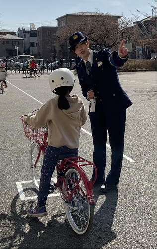 児童にアドバイスする隊員