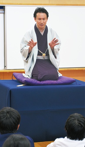 学園生を前に話す三遊亭わん丈さん