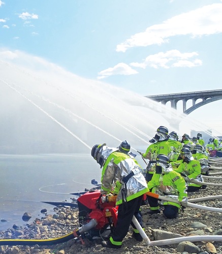 一斉放水訓練をする消防団員