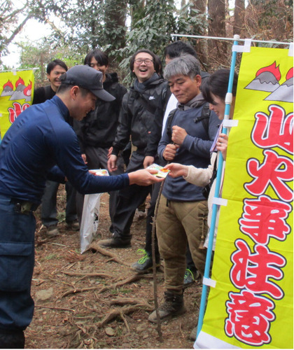 登山者に呼び掛ける署員