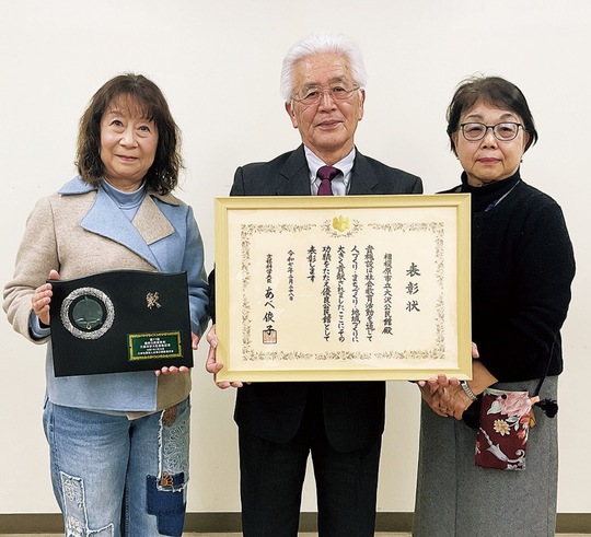 親子全力クラブを主導する（左から）笹野実行委員長、大貫館長、職員の天羽道子さん