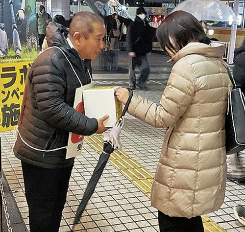 募金に感謝する本村市長