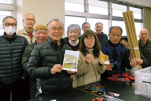 本を手にする榎本さん（前列左）と理科で遊ぼう会の仲間たち