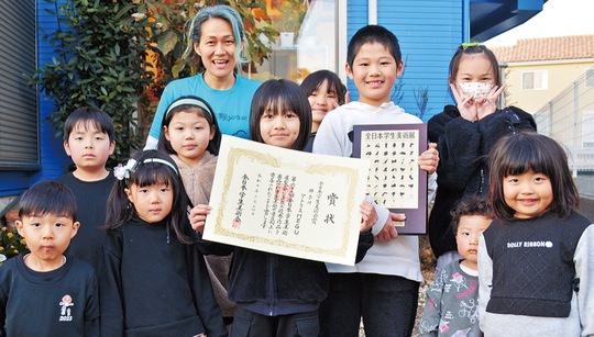 笑顔の山下さんと生徒たち