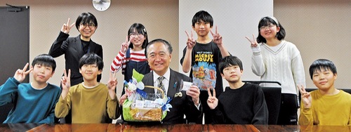 知事と対面した６年３組の児童ら