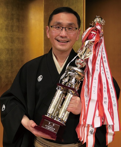 トロフィーを手に優勝を喜ぶ立川寸志さん（写真提供＝（公財）相模原市民文化財団）