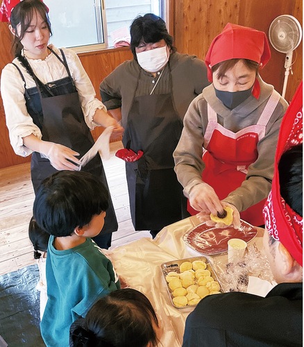 あんこの包み方の説明を受ける参加者