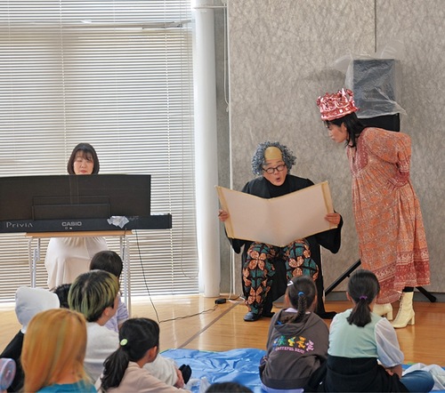 出し物を鑑賞する子どもたち