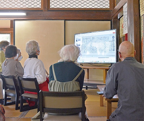 山田前住職の話に耳を傾ける参加者