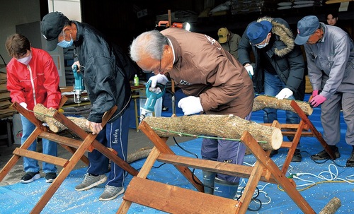 真剣に作業する参加者たち