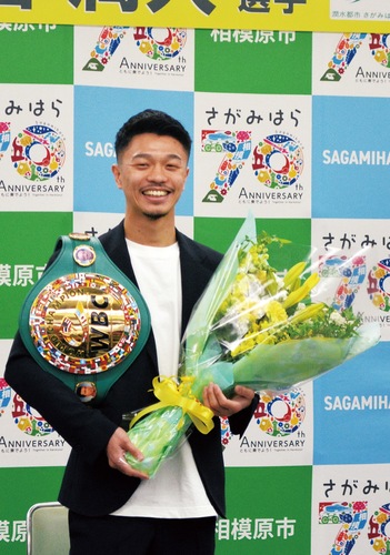 チャンピオンベルトを持って入場した中谷選手