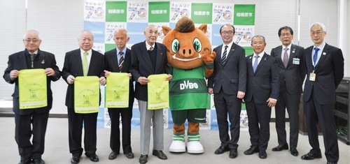 ランドセルカバーを手にする各安協の会長と関係者ら