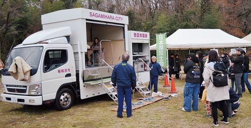 起震車体験などを通じて防災術などを学んだ