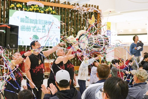 大きな拍手とともに迎えたオープニング