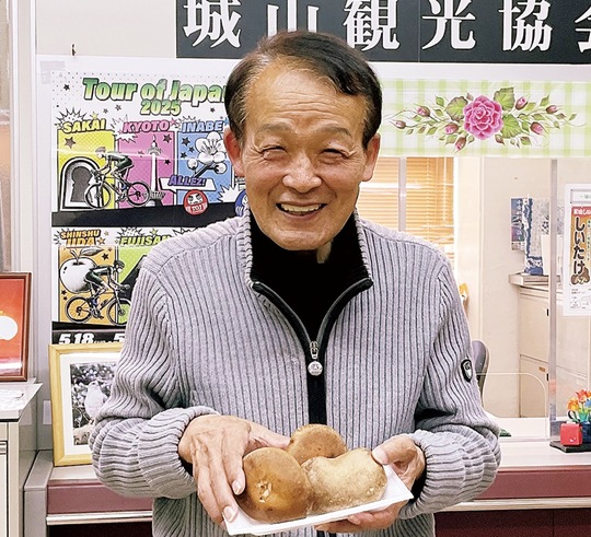 シイタケを手にする中野会長