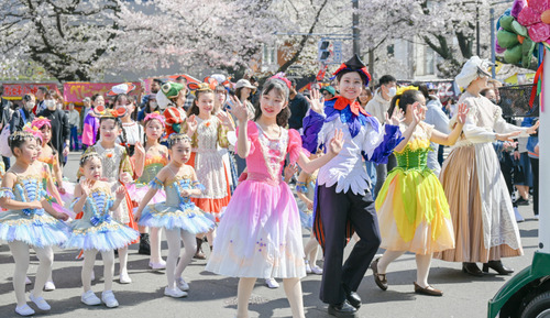 バレエ衣装に身を包みパレードする参加者（写真提供／株式会社アトリエヨシノ）