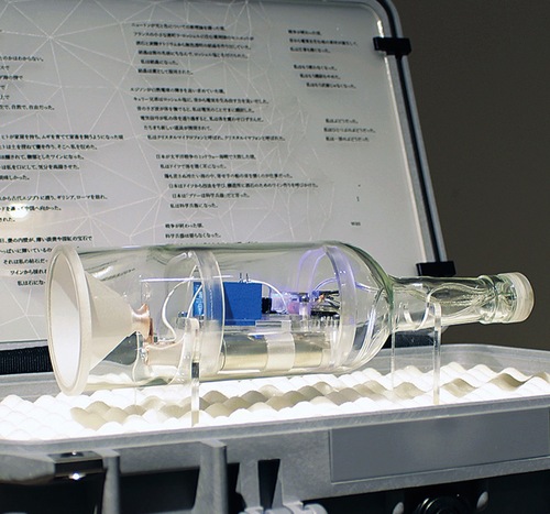 出品作品『I was a weapon.』（サウンドアート／音声3分30秒／ワインボトル、アクリル板、PETG、電子部品、ロッシェル塩、アルミホイル、銅etc）＝本人提供