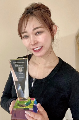 トロフィーを手に笑顔の森久保さん（本人提供）