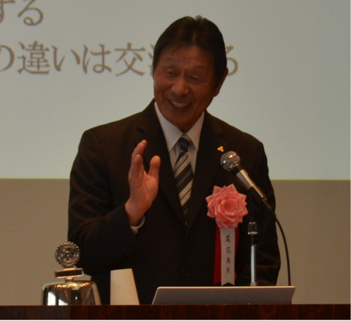 笑い話を交え講演した尾花氏