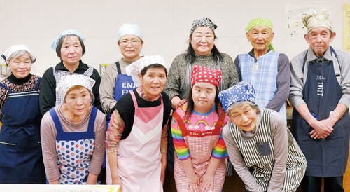 この日、調理のために集まったげんき食堂のメンバー（後列右から３番目が小山さん、前列右から２番目が娘の紗百合さん）