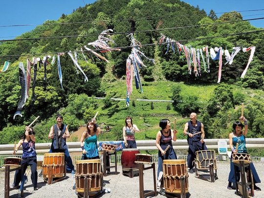 こいのぼりの下では太鼓演奏などの企画も