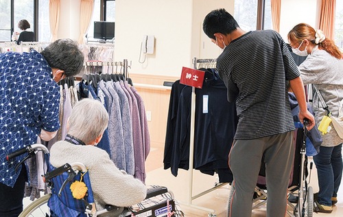 洋服を選ぶ参加者ら