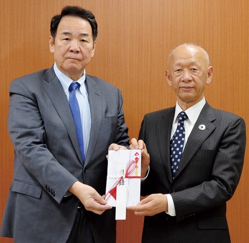 石井副市長に目録を手渡す唐橋会長（左）