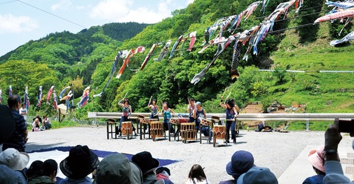 こいのぼりの下で行われた和太鼓演奏