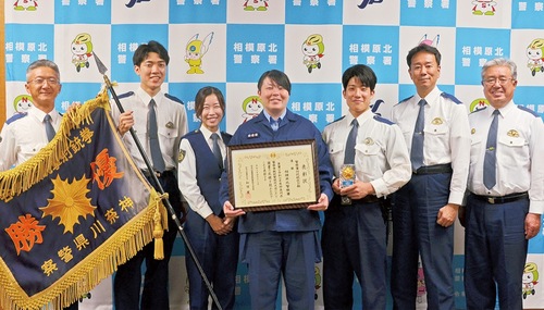 相模原北署の大会メンバー。左から星野巡査部長、二村翔太郎巡査、松原巡査部長、小田桐理紗巡査部長、小池巡査、堤内警部補、山口署長