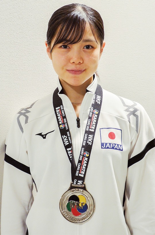 メダルを胸に笑顔の原田さん