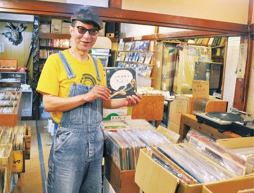 レコードを紹介する早川さん。移転前の店舗にて２０２３年撮影