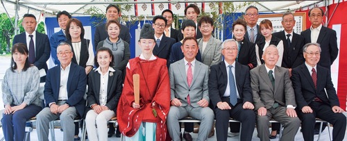 地鎮祭の様子。前列右から４人目が赤間理事長