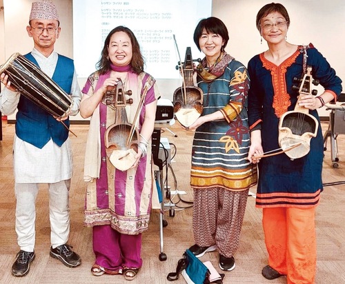 ロビーで演奏を披露する、ネパール民族音楽グループ「バンチャパリワール」のメンバー