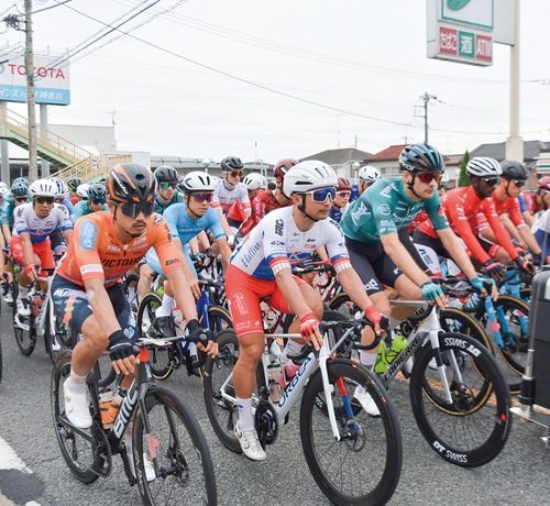 橋本公園前をスタートし、二本松交差点付近をパレード走行する選手たち