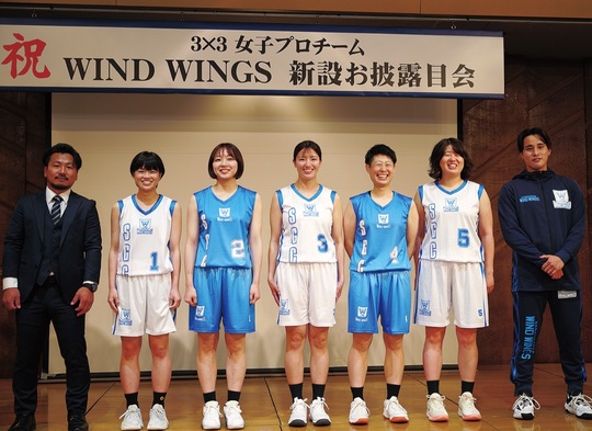 登壇した選手たちと槻舘代表（左）