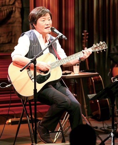 堀内孝雄／1949年生まれ。大阪の阿倍野区出身。1971年12月に谷村新司、矢沢透とアリスを結成。翌1972年3月にシングル『走っておいで恋人よ』でデビュー。代表曲に『冬の稲妻』『チャンピオン』『ジョニーの子守唄』『秋止符』など。アリス活動停止後は、主にソロで活躍。『愛しき日々』『恋唄綴り』『影法師』など数々のヒット曲を発表。作曲家としても山口百恵や五木ひろしへ曲を提供するなど、数多くのヒット作品を世へ生み出している。