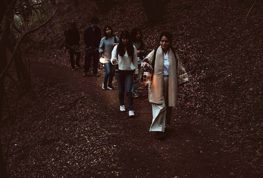 ランタンを手に山道を歩く（写真提供／森ラボ）