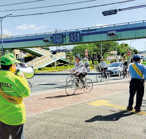 登校時の生徒に呼び掛け（相模原城山高校前／津久井交通安全協会提供）
