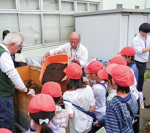 コンポストを見学する児童たち