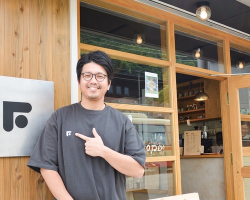 店舗前で笑顔の高橋さん