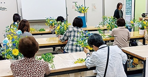 「使うお花は同じなのにできあがりはみんな違って面白い」などの感想があった