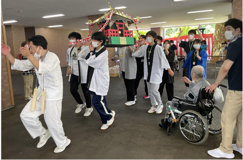 威勢よく施設を回るお御輿