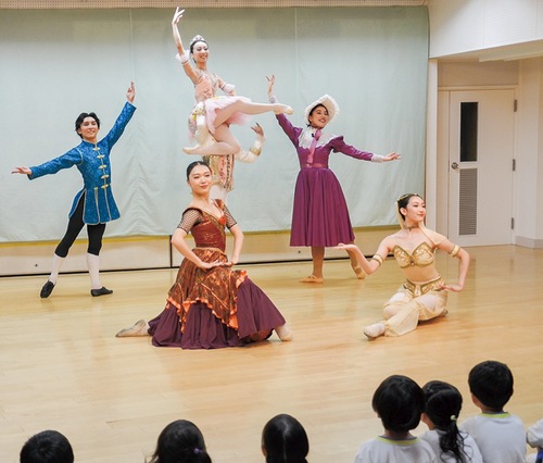 園児の前で踊るプロのバレリーナ