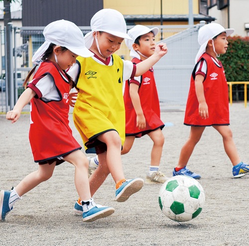 元気にボールを追う園児たち＝6月24日